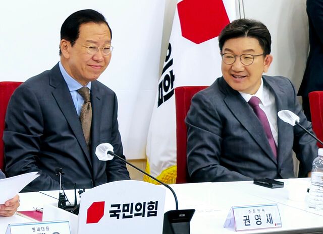 대화하는 권영세-권성동