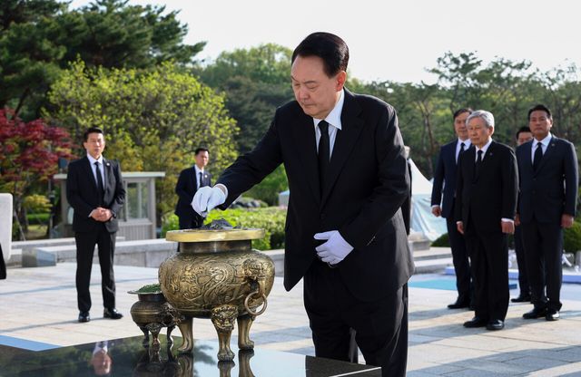 윤석열 대통령, 4·19혁명기념탑 분향 (사진=연합뉴스)