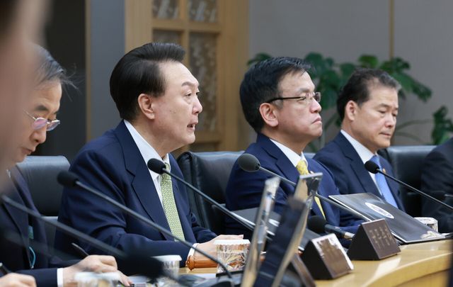 윤석열 대통령은 2일 정부세정청사에서 국무회의를 주재했다.