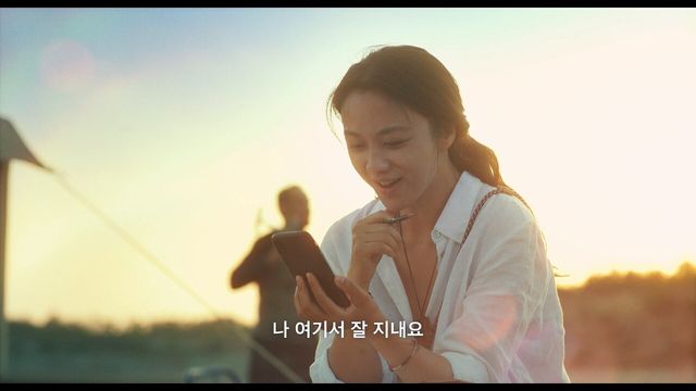 죽은 사람을 인공지능으로 복원하는 영상통화 서비스 ‘원더랜드’를 통해 사랑하는 사람과 다시 만나는 이야기를 그린 영화에 스타들이 총 출동했다.