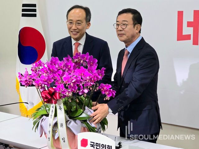 국민의힘 추경호&nbsp;원내대표를&nbsp;예방해 취임 축하난을 전달하는 홍철호 정무수석