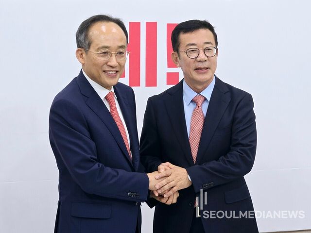 추경호&nbsp;원내대표와 두손 맞잡은&nbsp;홍철호 정무수석