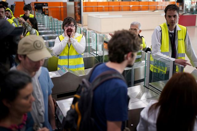 전기케이블 도난으로 열차가 멈춰 스페인 바로셀로나의 역 직원들이 통제에 나서고 있다. ⓒAP