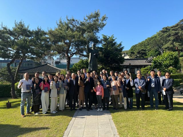 5월 16일 이화장에서 열린 대한민국 선진화혁명 선언 발표 행사를 마친 후 참석자들이 기념사진을 찍고 있다. ⓒ도태우