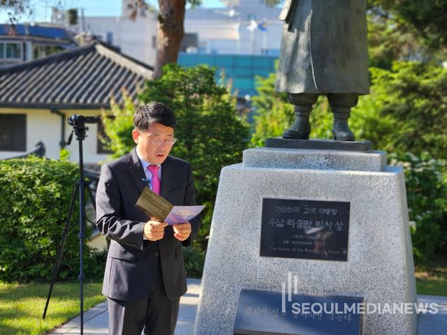 도태우 선진변호사협회 대표가 지난 16일 이화장에서 대한민국 선진화혁면 선서를 낭독하고 있다.