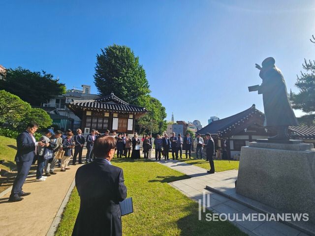 이화장에서 '5.16을 5.16하다'라는 주제로 진행된 행사에 참석한 선진변호사협회 관계자들과 내빈들.