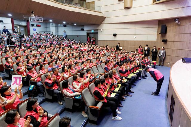 마포구(구청장 박강수)가 올해 처음 ‘흙한줌 푸마시 봉사단’사업을 기획하고 사업에 참여할 농장주와 자원봉사자를 모집한다 ⓒ마포구청