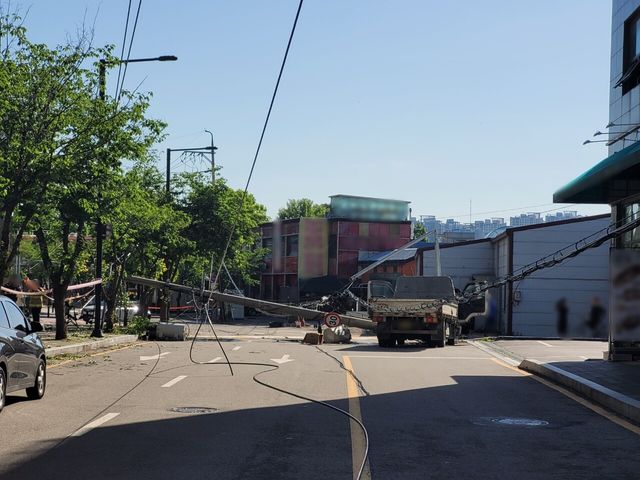 전봇대 들이받은 5t 트럭 ⓒ일산소방서