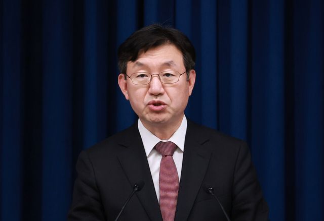 성태윤 대통령실 정책실장이 2일 서울 용산 대통령실 청사에서 경제 현안 브리핑을 하고 있다.