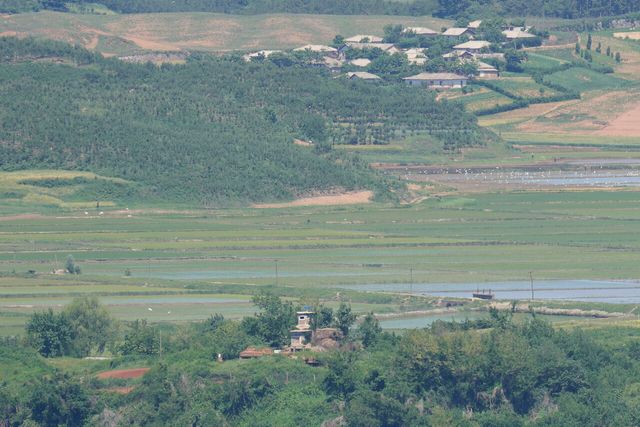 파주 통일 전망대서 내려다 보이는 북한의 개풍 마을 ⓒAP/연합뉴스