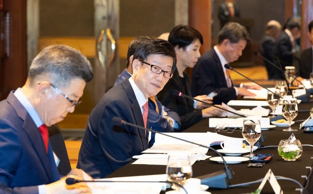 한국무역협회(KITA)가 3일(금) 삼성동 그랜드 인터컨티넨탈 호텔에서 제32대 회장단을 출범하는 첫 회의를 개최하고, 해당 행사에서 윤진식 한국무역협회 회장이 개회사를 하고 있다.