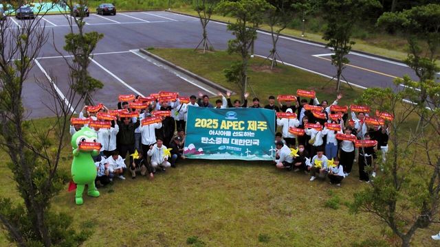 제주에너지공사(사장 김호민, 이하 ‘공사’라 함)는 지난달 진행한 APEC 챌린지 이후 모든 임직원이 한마음 한뜻으로 모여 다시 한번 더 2025 APEC 제주 유치를 위한 응원을 진행했다 ⓒ제주에너지공사