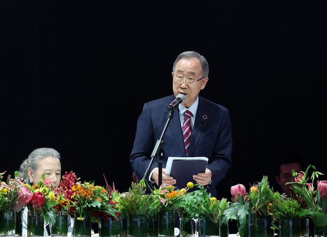 반기문 전 유엔 사무총장이 찰스 3세 영국 국왕으로부터 기후변화 대응과 지속 가능한 발전 공로를 인정받아 '찰스 3세 하머니상'을 받았다 ⓒ연합뉴스