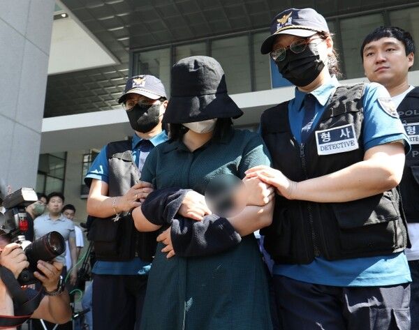 지난해 6월 2일 오전 부산 동래경찰서에서 나와 검찰로 송치되는 정유정 ⓒ연합뉴스