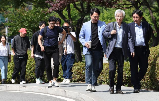 김용진 뉴스타파 대표(앞줄 가운데 白발)가 '김만배 허위 인터뷰 보도 관여 의혹' 소환조사를 위해 5일 오전 서울 서초구 서울중앙지방검찰청에 들어서고 있다. ⓒ연합뉴스