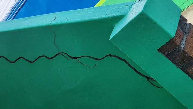 지진 피해로 금이 간 부안군 행안면의 한 사무실 건물 ⓒ연합뉴스