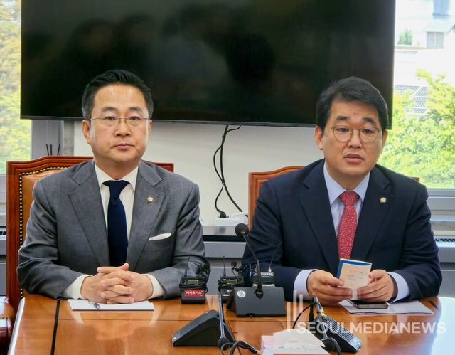 국민의힘 배준영 원내수석부대표와 더불어민주당 박성준 원내수석부대표