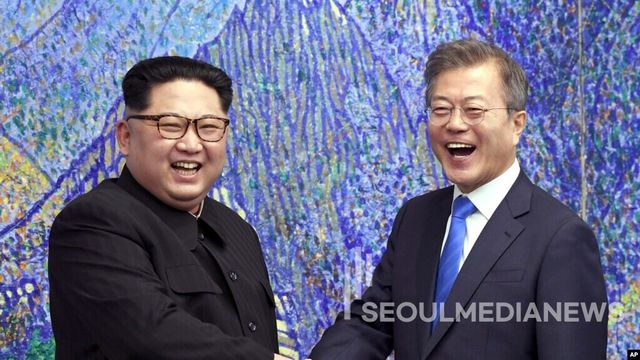 지난 2018년 4월 27일 문재인(오른쪽) 한국 대통령과 김정은 북한 국무위원장이 판문점 평화의집 2층 회담장에서 만나 악수하고 있다.