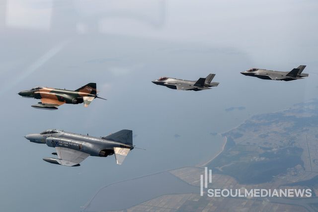 마지막 편대비행에 나선 F-4E. 이영수 공군참모총장이 직접 탑승하여 지휘 비행을 하였다. ⓒ대한민국 공군