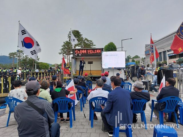자유와연대 회원들이 건설노조의 집회에 맞서 맞불집회를 진행하고 있다.
