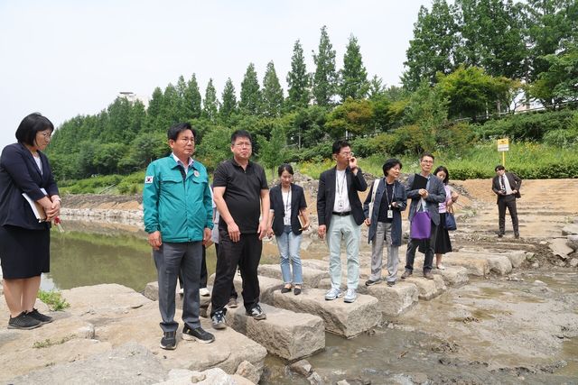 여름철 우기에 대비해 월드컵천 정비 공사현장을 점검하는 박강수 마포구청장 ⓒ마포구청