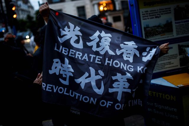 2024년 6월 4일, 베이징 톈안먼 광장에서의 진압 35주년을 기념하기 위해 런던 주재 중국 대사관 밖에서 한 사람이 