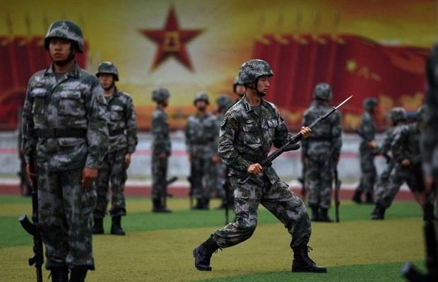 중국 인민해방군 생도들이 베이징에 있는 인민해방군 기갑공과대학에서 총검 훈련을 하고 있다. ⓒAFP 연합뉴스