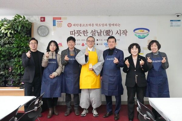 노원구의회 손영준 의장, 김경태 부의장, 강금희 행정재경위원장은 지난 1월 22일 하계종합사회복지관에서 열린 ‘설맞이 떡국 나눔 행사’에 동참해 취약계층 어르신들에게 떡국을 배식하며 온정을 나눴다 ⓒ노원구청