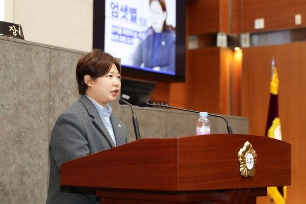 금천구의회(의장 이인식) 제253회 임시회 제2차 본회의에서 엄샛별 의원(더불어민주당, 시흥2·3·5동)은 '남서울 희망의 숲 사업 숙의 과정 필요성'을 주제로 5분 자유발언했다 (사진=금천구의회)