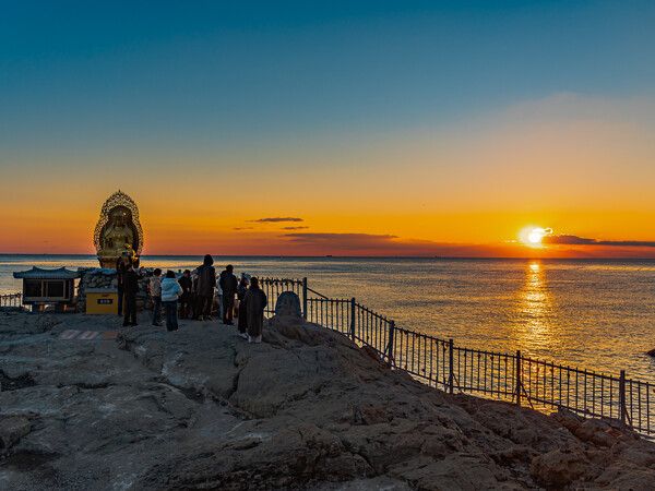 해동용궁사의 일출 명소인 제룡단 방생터. 사진=한국관광공사