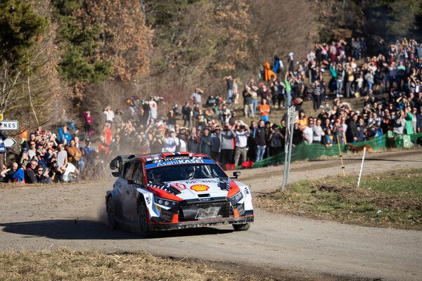 현대의 티에리 뉴빌이 2024 WRC 개막전 몬테카를로 랠리에서 리더로 부상했다. 사진=현대모터스포트