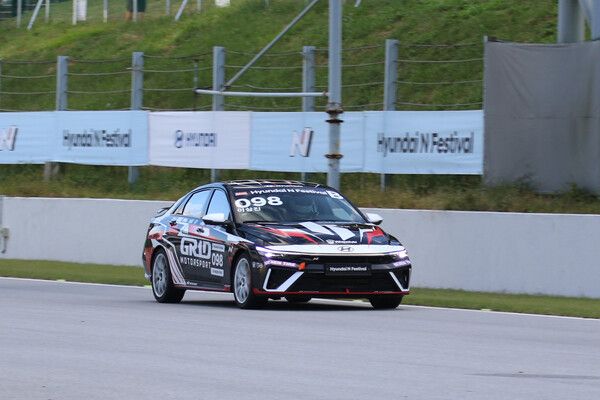 2024 현대 N 페스티벌 아반떼 N2컵 마스터즈 제3전에서 선두로 달리는 이상진. 사진=전현철 기자.