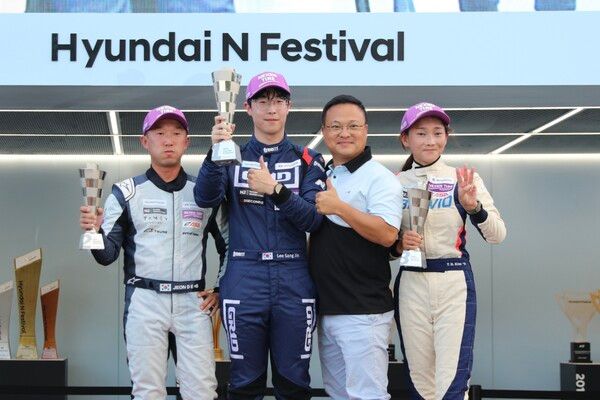 2024 현대 N 페스티벌 아반떼 N2컵 마스터즈 제3전 시상식. 왼쪽부터 2위 전대은, 우승 이상진, 현대자동차 박준우 상무. 3위 김태희. 사진=전현철 기자.