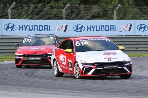 2024 현대 N 페스티벌 아반떼 N2컵 마스터즈 제3전에서 접전을 벌이는 김택준(앞)과 김동규. 사진=전현철 기자.