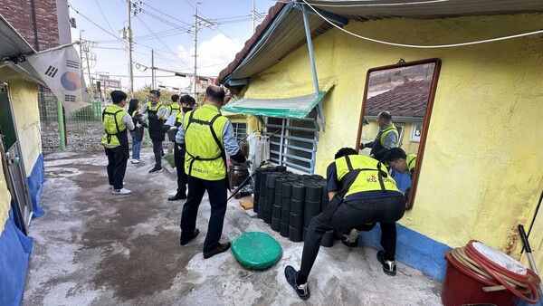 KG 모빌리티(KGM)가 ‘2024 평택연탄나눔은행’ 발대식에 참석해 후원금을 전달하고 연탄 나눔 행사를해 했다. 사진=KG 모빌리티