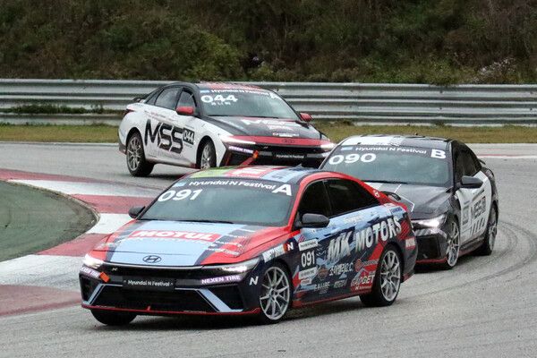 2024 현대 N 페스티벌 아반떼 N2컵 마스터즈 제4전에서 접전을 벌이는 최상헌, 한명구, 과니빠. 사진=전현철 기자.