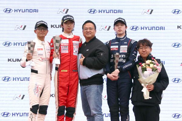 2024 현대 N 페스티벌 아반떼 N1컵 시상식. 김규민(가운데)이 우승했고 박동섭(왼쪽)과 장준호가 각각 2, 3위를 했다. 사진=전현철 기자