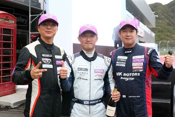 2024 현대 N 페스티벌 아반떼 N2컵 제4전 입상자 기념촬영, 왼쪽부터 2위 김효겸, 우승 전대은, 3위 최상헌. 사진=전현철 기자.