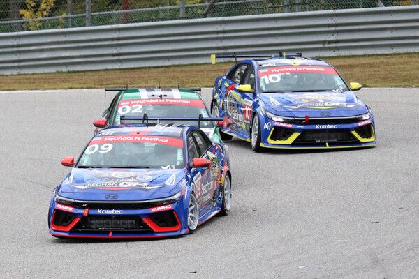 2024 현대 N 페스티벌 제7전 아반떼 N1컵 신우진(앞)과 박동섭, 장준호의 경합장면. 사진=전현철 기자