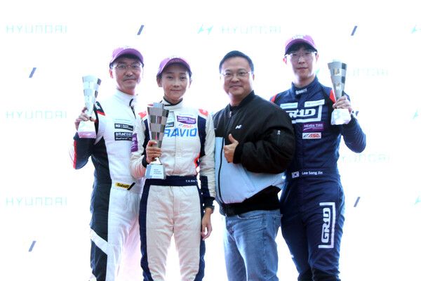 2024 현대 N 페스티벌 아반떼 N2컵 마스터즈 제5전 시상식, 왼쪽부터 2위 이팔우, 우승 김태희, 현대자동차 박준우 상무, 3위 이상진. 사진=전현철 기자.