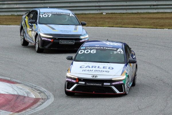 2024 현대 N 페스티벌 아반떼 N2컵 마스터즈 제5전에서 접전을 벌이는 김태희(앞)과 이팔우. 사진=전현철 기자