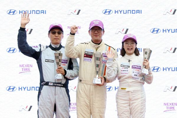 2024 현대 N 페스티벌 아반떼 N2컵 챌린지 시상식, 왼쪽부터 2위 양영하, 우승 김대규, 3위 전보민. 사진=전현철 기자.