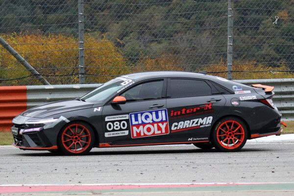 2024 현대 N 페스티벌 아반떼 N2컵 챌린지에서 선두로 달리는 김대규. 사진=전현철 기자.