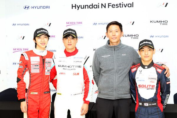2024 현대 N 페스티벌 아이오닉 5N eN1컵 제8전 입상자 기자회견 뒤 기념촬영. 왼쪽부터 2위 김규민, 우승 이창욱과 소속팀인 금호 SL 모터스포트 신영학 감독, 3위 박준의. 사진=전현철 기자.