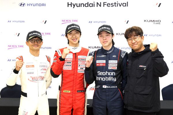 2024 현대 N 페스티벌 아반떼 N1컵 제7전 입상자 기자회견 뒤 기념촬영, 왼쪽부터 2위 박동섭, 우승 김규민, 3위 장준호, DCT레이싱팀 박재성 감독