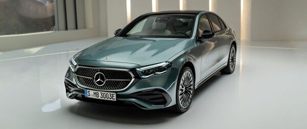 한성모터스가 메르세데스-벤츠의 ‘더 뉴 E-클래스’와 ‘디 올-뉴CLE 카브리올레’를 전시하는 특별 팝업스토어를 운영한다. 사진=한성모터스