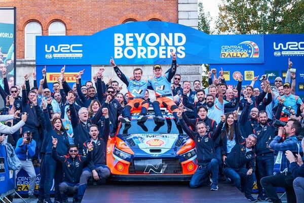 2024 중부 유럽 랠리에서 우승을 차지한뒤 현대 월드랠리팀원들과 함께 기뻐하는 오트 타낙. 사진=현대 모터스포트