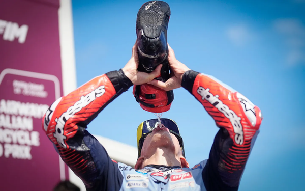 마르크 마르케즈가 '2024 모토GP 제17전 호주 GP'에서 시즌 3승을 거둔 후 '슈이'를 만끽하고 있다. 사진=motogp.com