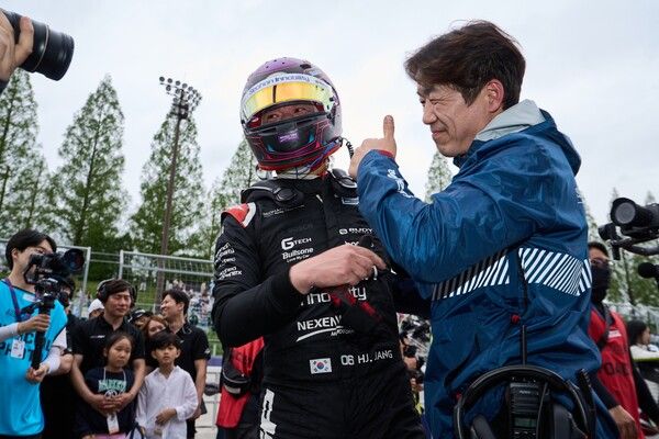 2024 오네(O-NE) 슈퍼레이스 챔피언십 2라운드에서 장현진(서한GP, 왼쪽)이 시즌 첫 우승하자 박종임 감독(오른쪽)이 엄지를 치켜세우고 있다. 사진=슈퍼레이스