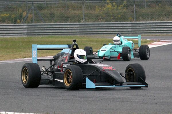 2024 KIC컵 최종전 KF1600 결선에서 접전을 벌이는 조우석(앞)과 류승민. 사진=전현철 기자